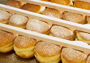 5. Noch ein Bisschen Puderzucker – und fertig ist der perfekte Berliner