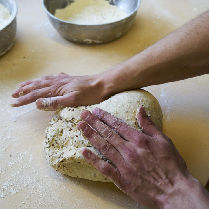 Zopfherstellung der Produktion der Confiserie Bäckerei Bachmann Luzern