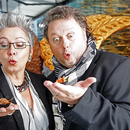 Wir wünschen uns, dass wir viele tolle Jahre miteinander verbringen können, mit vielen Überraschungen und süssen Versuchungen!Marcel Ferk mit Partnerin