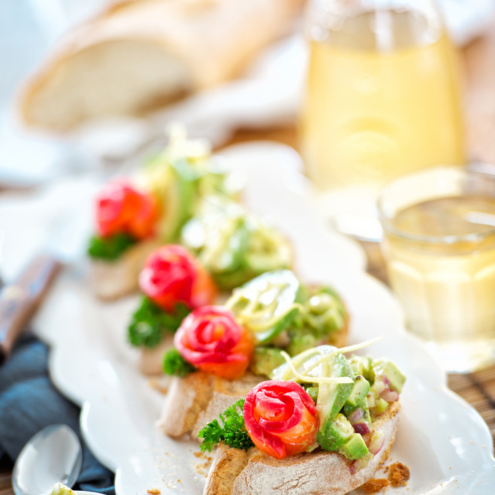 Avocado-Bruschetta mit Lachsrose