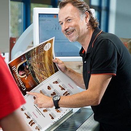 René Häfliger, head of printing and processing at Abächerli, overseeing the printing of the magazine.
