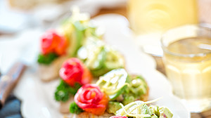 Avocado-Bruschetta mit Lachsrose