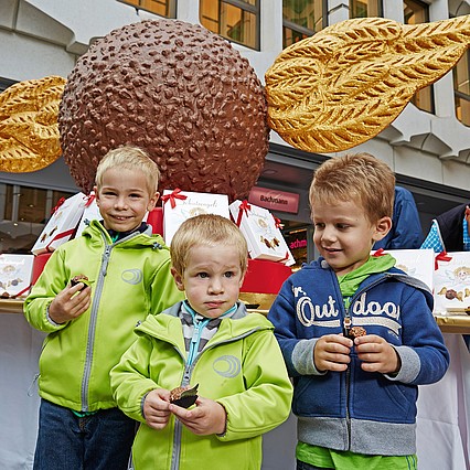 Wir wünschen uns ein Feurerwehrauto und eine Eisenbahn.Julian, Raphael und Jonas