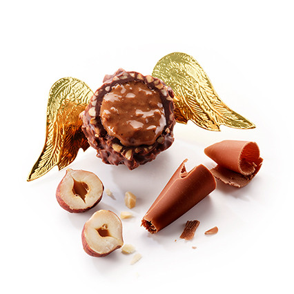 DunkelMit zartschmelzender Pralinécrème, umhüllt von aromatischen Haselnüssen in dunkler Schokolade.
