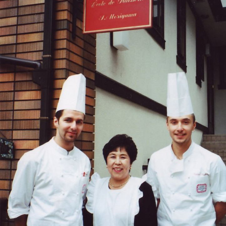 Matthias Bachmann, Frau S. Moriyama, Raphael Bachmann vor Ihrer Fachschule in Tokyo