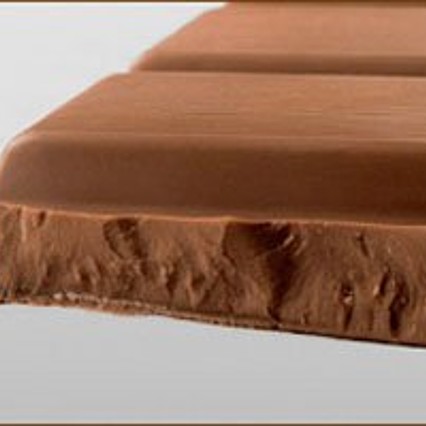 Kenner erkennen die Qualität, wenn sie von einer hochwertigen Schokoladetafel ein Stück abbrechen: der Bruch ist hart, knackend, die Bruchkanten sauber, die Bruchflächen bröckeln nicht ab.