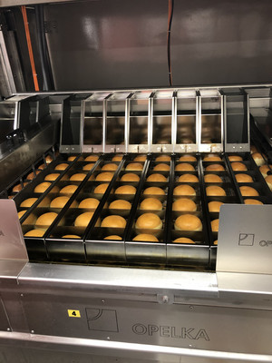 3. Jetzt wird das Brötchen zum Berliner